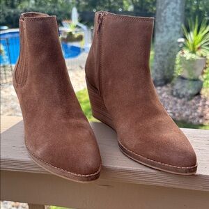 FRYE AND CO. Brown Suede Ankle Booties